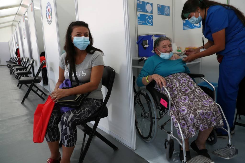 Vacinação no Chile: país vacinou quase 20 pessoas a cada 100 habitantes, uma das melhores taxas do mundo (Ivan Alvarado/Reuters)