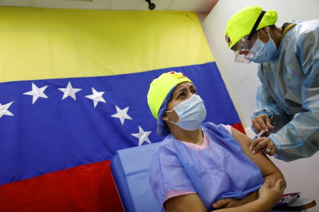 Vacinação em Caracas, na Venezuela: país tem número ainda baixo de casos de coronavírus (Leonardo Fernandez/Reuters)