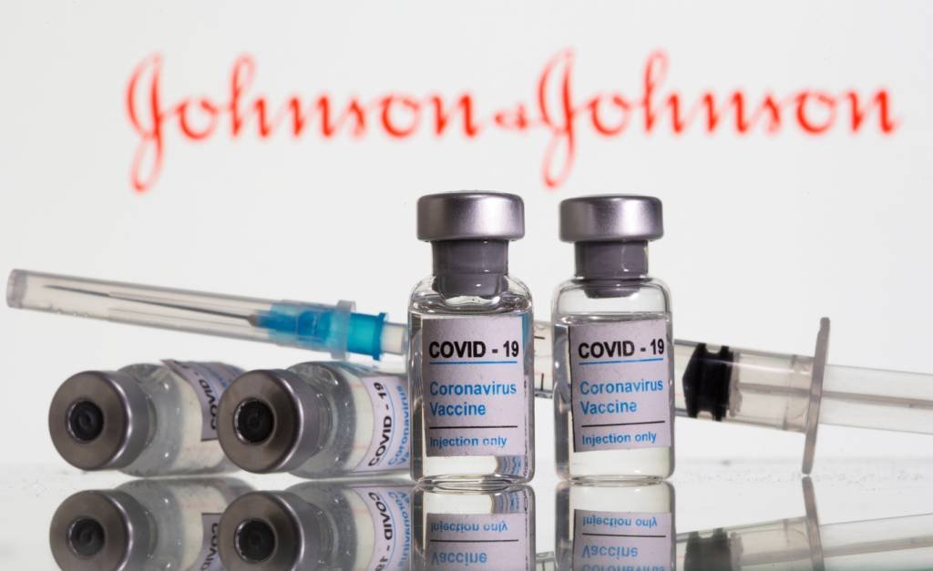 Até 12 de abril, mais de 6,8 milhões de doses da vacina Johnson & Johnson foram administradas nos EUA (Reuters/Dado Ruvic/Illustration/File Photo)