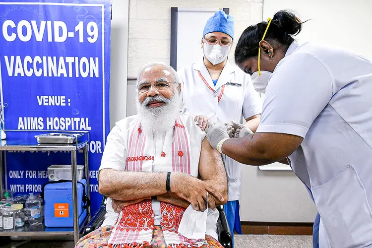 Premiê indiano Narendra Modi recebe vacina contra o coronavírus (India's Press Information Bureau/Handout/Reuters)