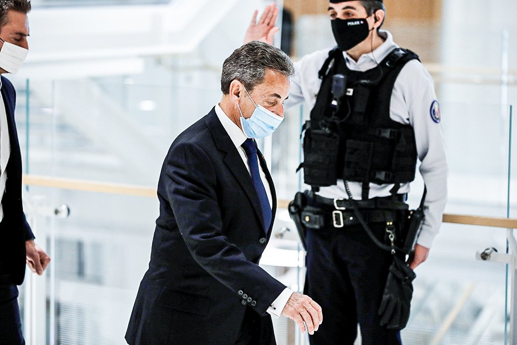 Ex-presidente francês Sarkozy é condenado a 3 anos de prisão por corrupção