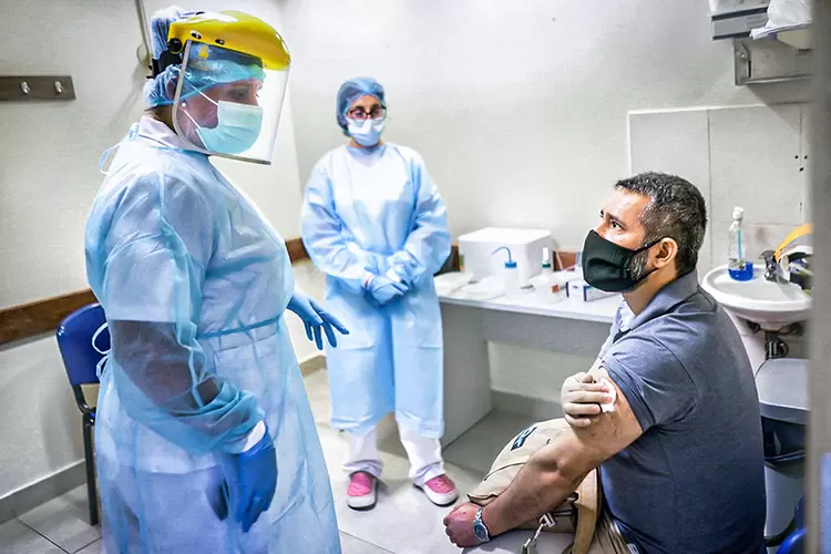 Vacinação no Uruguai: profissionais de saúde recebem primeira dose da Coronavac. (Mariana Greif/Reuters)