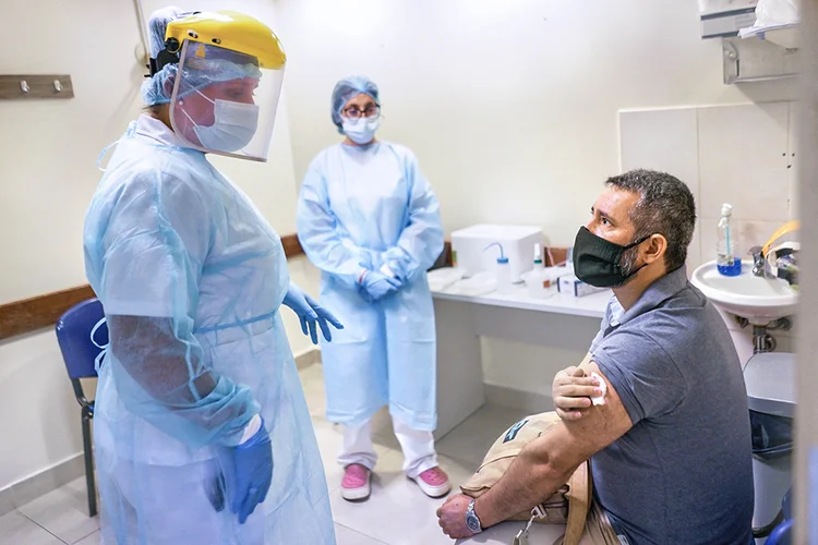 Vacinação no Uruguai: professores e profissionais de segurança serão prioridade neste começo de campanha (Mariana Greif/Reuters)