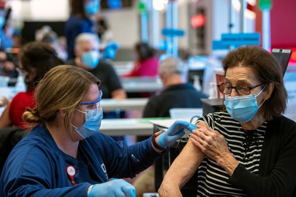 Avanços em vacinação nos EUA esbarram na dura realidade