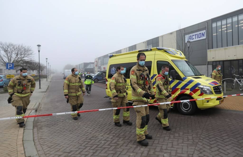 Equipes de emergência isolam área de centro de testes de Covid-19 alvo de explosão em Bovenkarspel, ao norte de Amsterdã
 (Eva Plevier/Reuters)