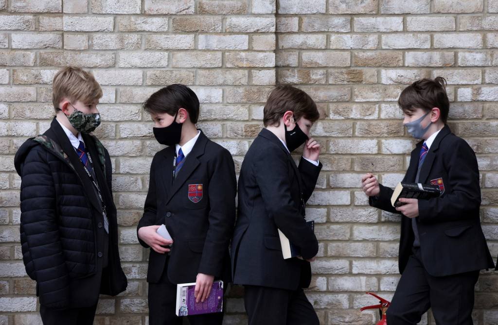 Meninos em escola particular na Inglaterra aguardam para ser testados contra a covid-19: volta às aulas presenciais nesta segunda-feira, 8 (Reuters/Kevin Coombs)