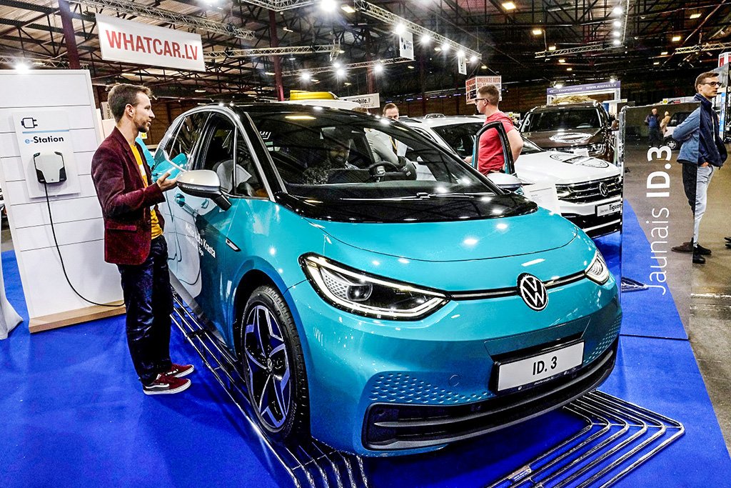 Carro elétrico da Volkswagen em exibição na Europa (Ints Kalnins/Reuters)