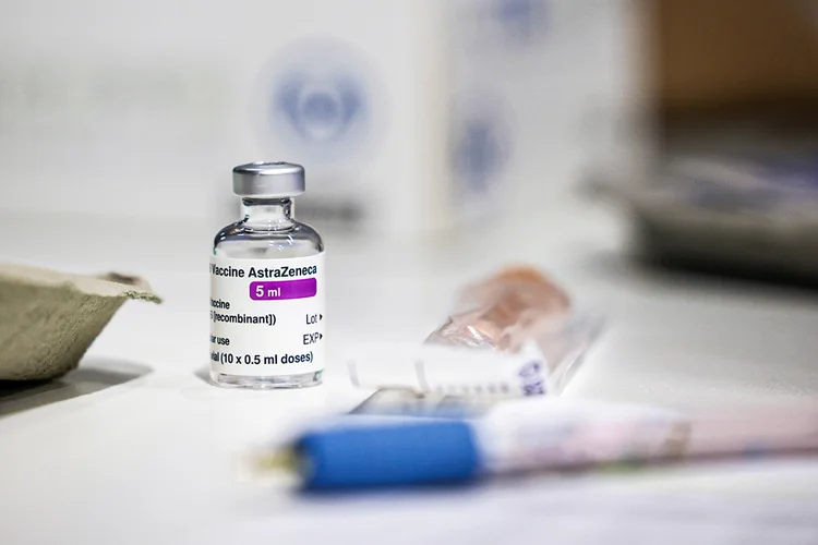 Vacina da AstraZeneca: após suspensão, países devem retomar a vacinação (Henry Nicholls/File Photo/Reuters)