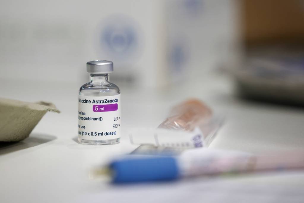 OMS e regulador europeu discutem aval à vacina da AstraZeneca
