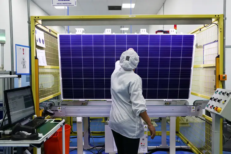 Linha de montagem em fábrica de painéis de energia solar da BYD: empresa que ampliar produção no Brasil (Amanda Perobelli/Reuters)