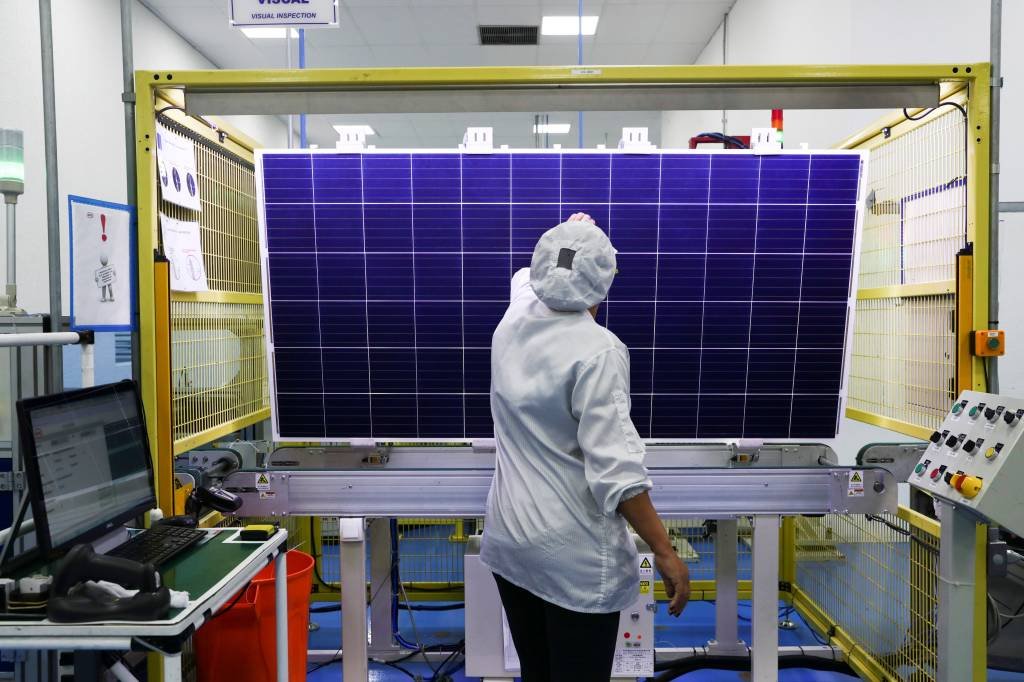 Linha de montagem em fábrica de painéis de energia solar da BYD: empresa que ampliar produção no Brasil (Amanda Perobelli/Reuters)