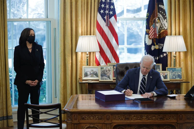 Biden e Kamala Harris em cerimônia nesta quinta-feira na Casa Branca: presidente americano sancionou hoje pacote de 1,9 trilhão de dólares (Tom Brenner/Reuters)