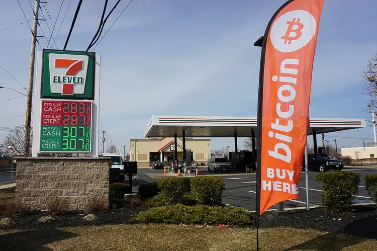 Um posto de combustível 7/11 com anúncio da presença de um Cash2Bitcoin em Lawrenceville, Nova Jersey, EUA. (Suzanne Barlyn/Reuters)