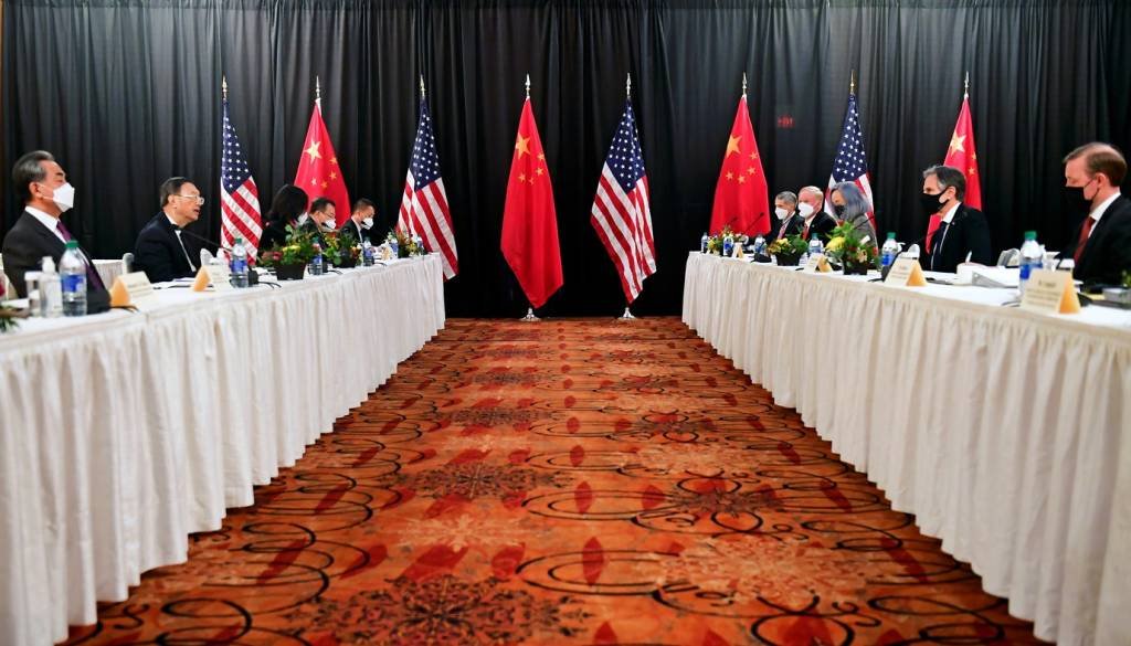 Oficiais chineses e americanos em reunião na quinta-feira, 18: conversas tensas dão o tom de que os conflitos da era Trump devem continuar (Reuters/Frederic J. Brown)