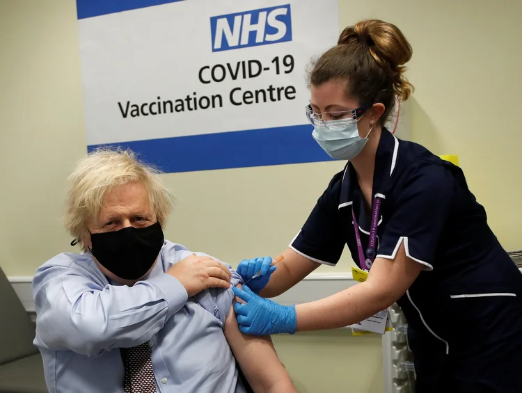 Boris Johnson: premiê britânico se vacinou nesta sexta-feira, 19 (Frank Augstein/Pool/Reuters)