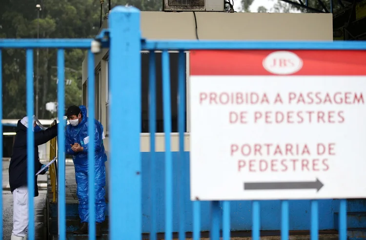 JBS: surtos de coronavírus atingiram pelo menos 23 instalações em sete estados brasileiros no ano passado (Diego Vara/Reuters)