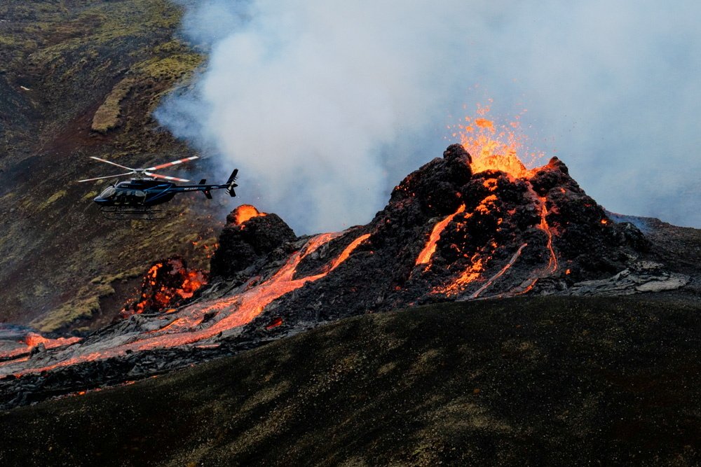 Drone sobrevoa vulcão em erupção na Islândia; veja vídeo
