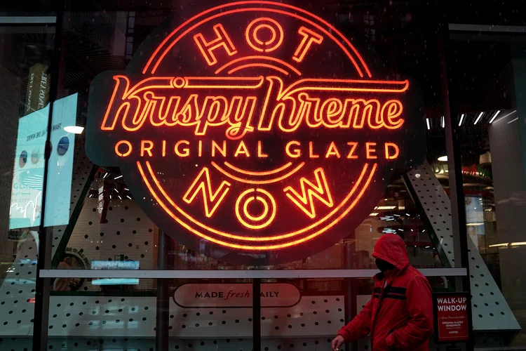 Até o fim do ano, os vacinados terão direito a um donut por dia na rede Krispy Kreme.  (Carlo Allegri/Reuters)