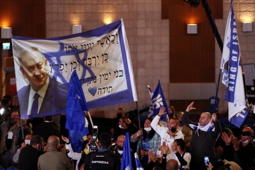 Apoiadores de Netanyahu celebram após eleição: partido do premiê lidera, mas formar governo será outra história (Ronen Zvulun/Reuters)