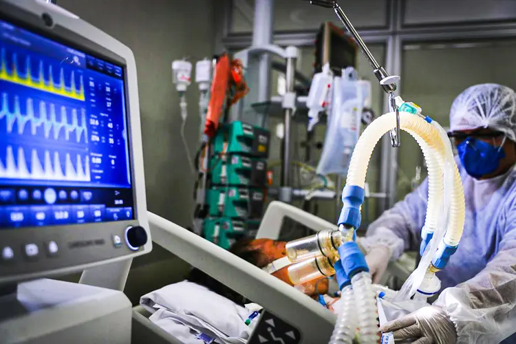 A ocupação de leitos de terapia intensiva está perto do limite em todos os Estados e, com a alta na demanda por internações, há o risco de faltar insumos como oxigênio hospitalar e remédios (Amanda Perobelli/Reuters)