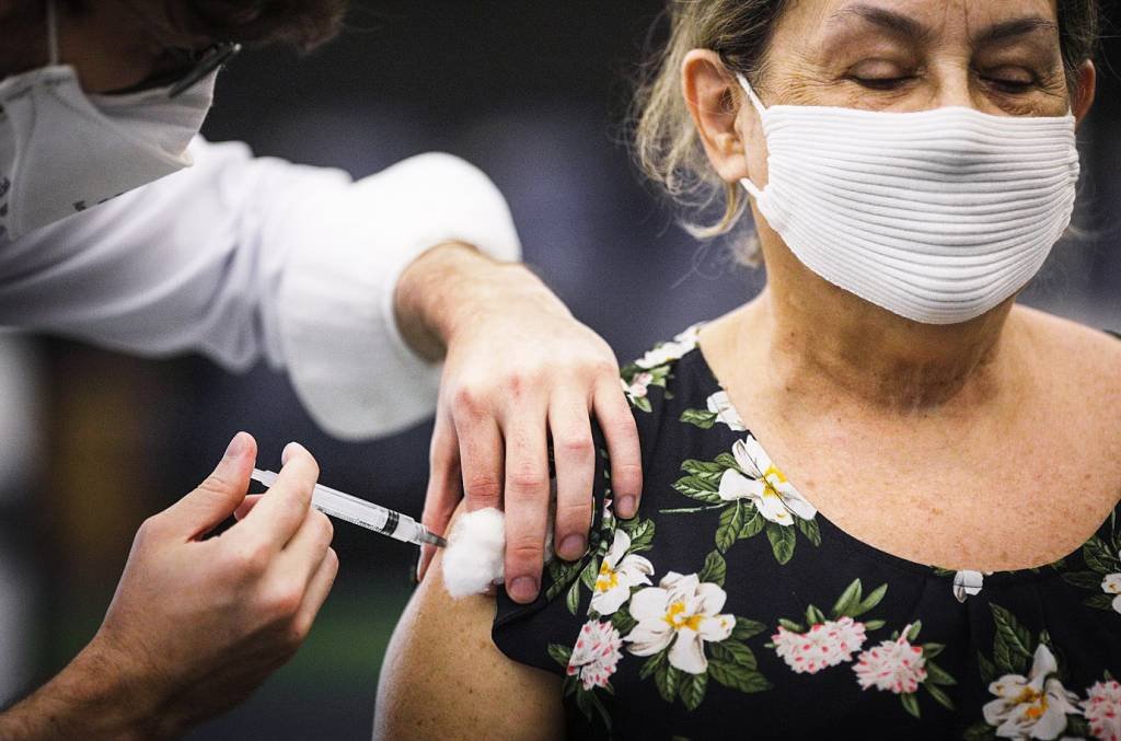 Vacinas no Brasil: o imunizante de Oxford está sendo produzido pela Fiocruz e o da J&J foi recentemente aprovado pela Anvisa (Reuters/Ricardo Moraes)