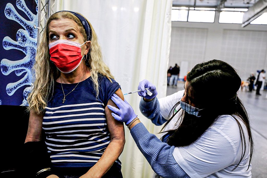 Vacina: site estima quando brasileiros irão receber a primeira dose (Ammar Awad/Reuters)