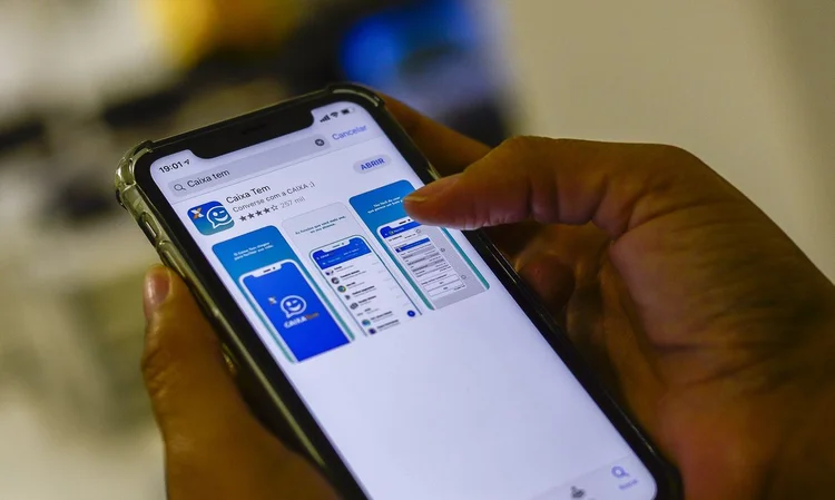 Auxílio: o crédito é realizado em conta poupança social digital aberta automaticamente em nome do beneficiário (Marcello Casal Jr/Agência Brasil)
