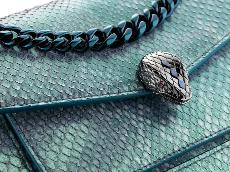 A bolsa Serpenti Afterglow Python. Uma peça que revela uma nova faceta do chamado “ouro azul”, reinterpretando o elemento água com um apelo moderno e uma vibração urbana.  (Bvlgari/Divulgação)