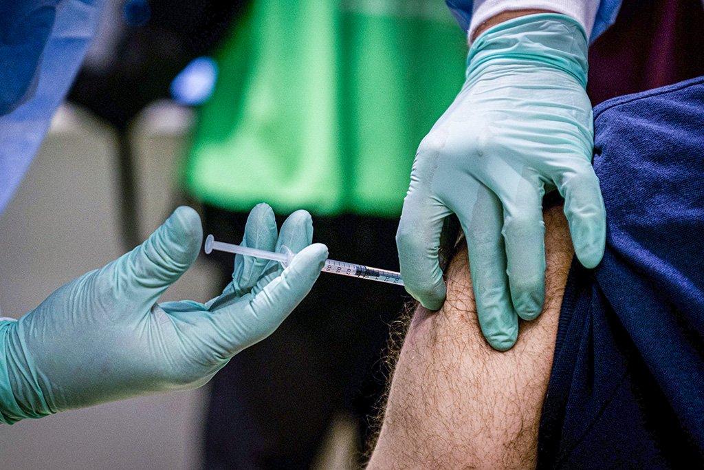 Holanda suspende uso de vacina da AstraZeneca para menores de 60 anos