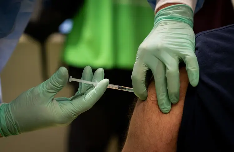 Vacinação: Ministério autoriza uso de todas as doses enviadas a estados e municípios (Kay Nietfeld /DPA/Bloomberg)