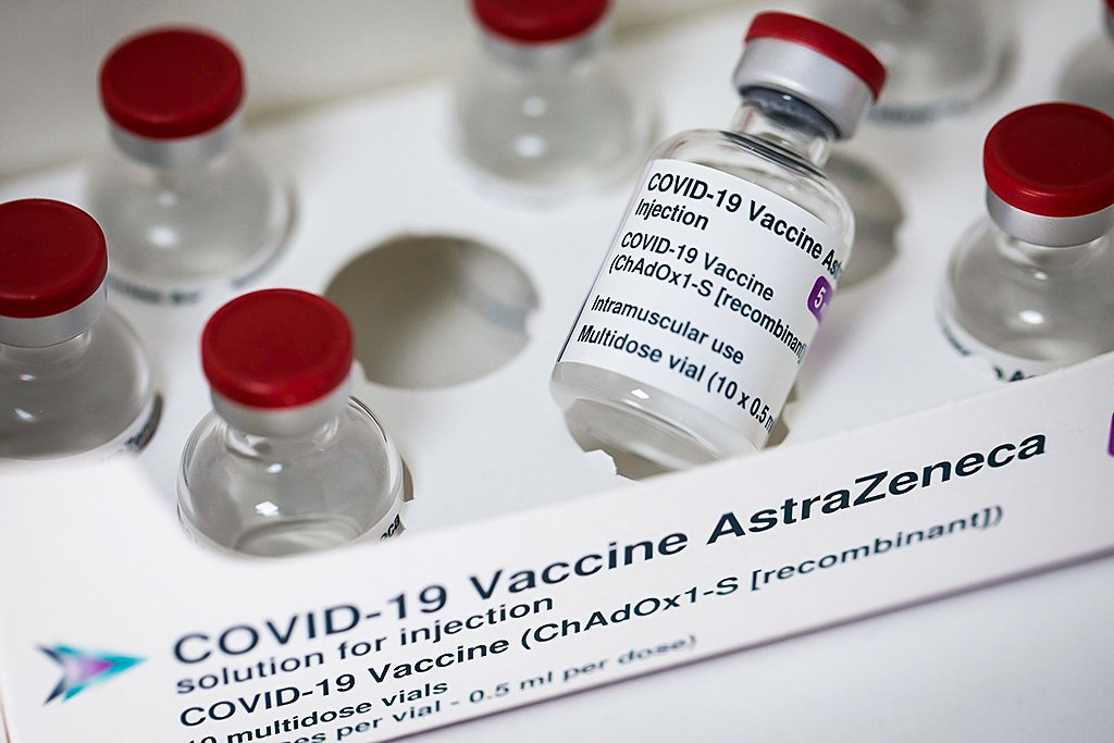Vacina de AstraZeneca-Oxford tem resultados de testes nos EUA divulgados nesta segunda-feira, 22 (Dan Kitwood/Getty Images)