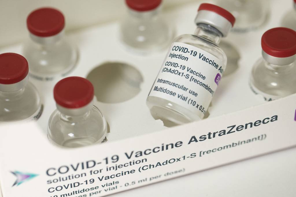 Vacina da AstraZeneca: mais de 20 milhões de pessoas já foram vacinadas com o imunizante na UE e Reino Unido, e autoridades dizem que não foi possível encontrar relação de coágulos com a vacina (Dan Kitwood/Getty Images)