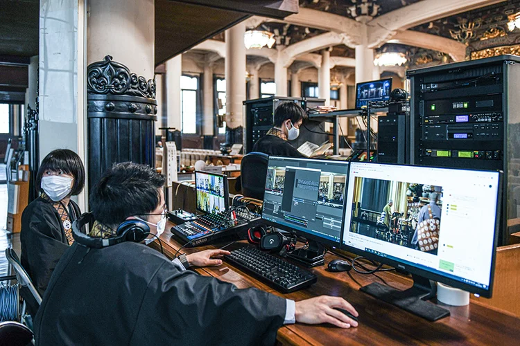 Funcionários operam computadores durante uma transmissão ao vivo de um serviço memorial online no templo Tsukiji Hongwanji em Tóquio. (Noriko Hayashi/Bloomberg)