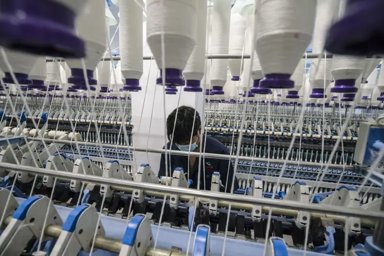 Fábrica têxtil na China: exportações chinesas devem bater novo recorde neste ano (Qilai Shen/Bloomberg)
