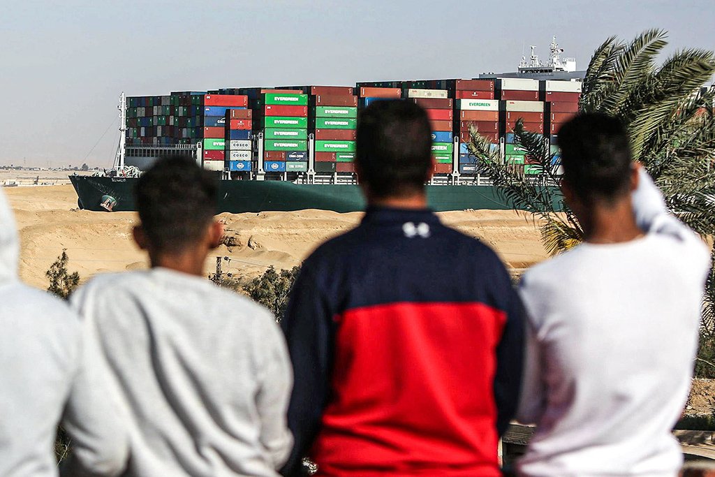 Empresas devem abrir processos bilionários por navio encalhado em Suez