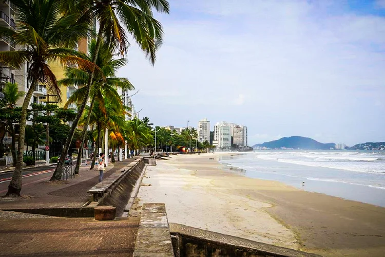 SP e Rio: as barreiras não impedem a passagem dos veículos, mas orientam o motorista sobre o risco de transmissão e pedem o retorno para cidade de origem (Helder Lima/Prefeitura de Guarujá/Agência Brasil)
