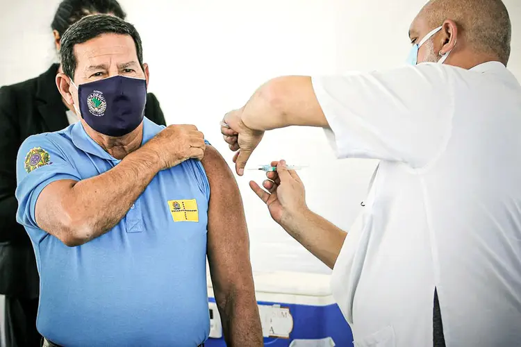 Mourão: vice-presidente toma vacina contra covid-19 em Brasília (Bruno Batista /VPR/Agência Brasil)