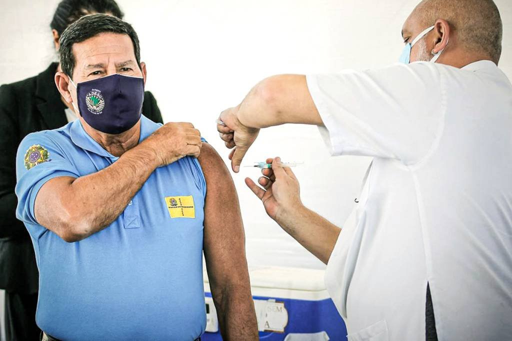 Mourão recebe a 1ª dose: vacinar-se é papel de cidadão consciente