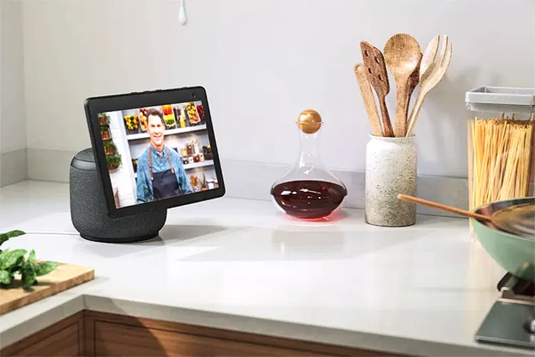 Amazon Alexa Echo Show 10: dispositivo tem tela que acompanha movimentação do usuário (Amazon/Divulgação)