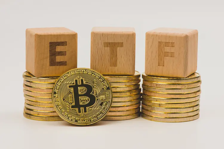 ETF que segue índice criado pela CME e acompanha o valor do bitcoin rendeu cerca de 80% em 2021 | Foto: GettyImages (Kwun Kau Tam/Getty Images)