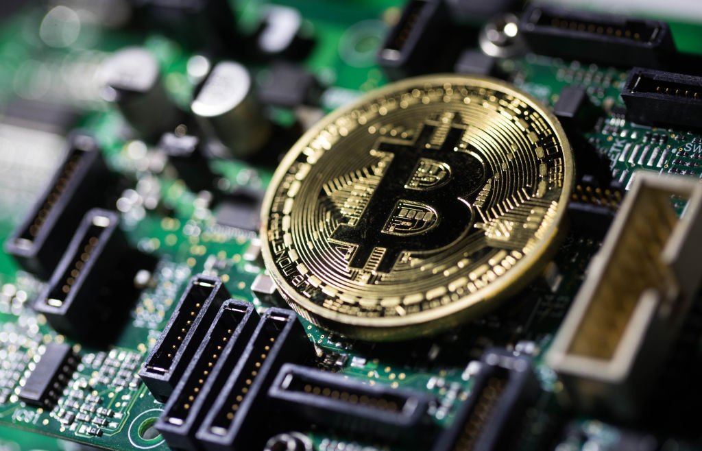 Mineração do bitcoin usa computadores potentes para resolver problemas matemáticos complexos e validar transações (Bloomberg/Getty Images)