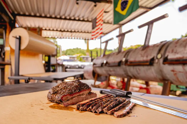 A embalagem preserva as melhores características do churrasco feito em pit na técnica low &amp; slow (Divulgação/Divulgação)