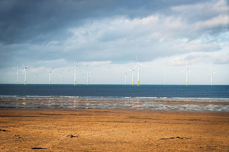 Turbinas eólicas offshore perto de Teesside, Inglaterra: Subsídios governamentais como aqueles que ajudaram a indústria de energia eólica estão sendo considerados para captura de carbono. (Gregor Schmatz/The New York Times)