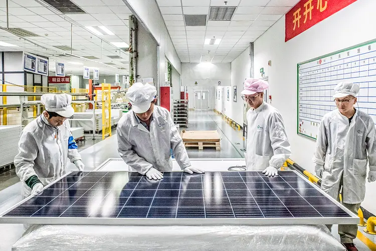 Uma linha de produção de painel solar em uma fábrica em Suzhou, China, em 10 de janeiro de 2019. O novo plano de desenvolvimento de Pequim visa conduzir o país à neutralidade de carbono antes de 2060, mas as empresas e regiões dependentes do combustível fóssil não estão facilitando. (Gilles Sabrié/The New York Times)