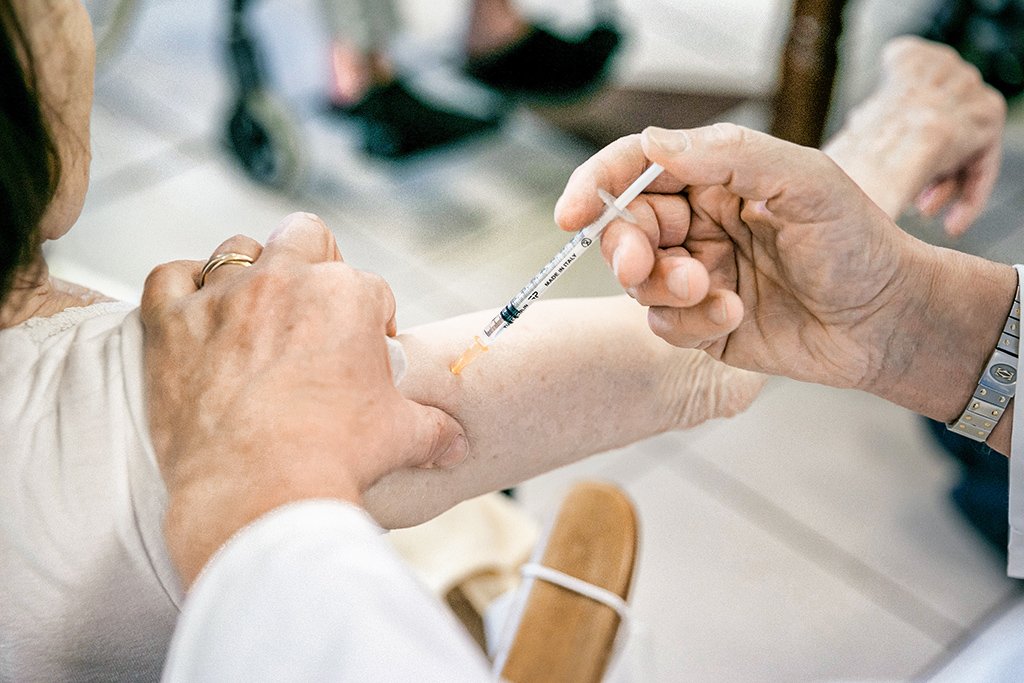 Laboratórios apontam dificuldade para cumprir prazos de entrega de vacinas