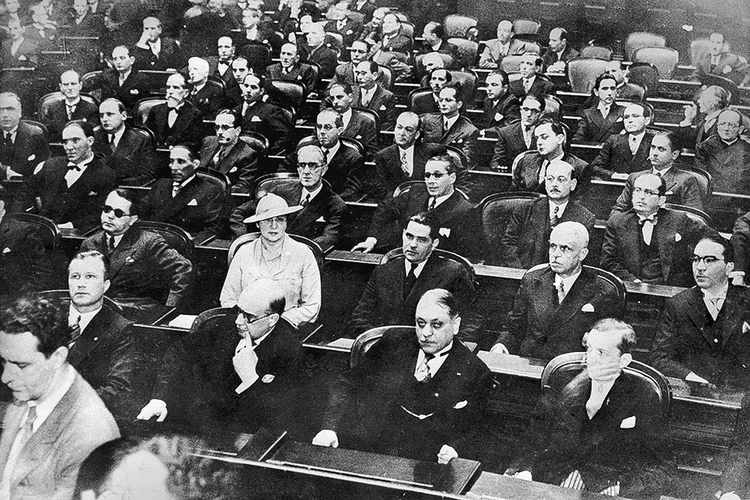 Carlota Pereira de Queiroz, primeira deputada brasileira, durante a Assembléia Nacional Constituinte de 1934, fotografia da exposição "História das Eleições no Brasil: A Memória da Democracia", São Paulo. (SECRETARIA MUNICIPAL DE CULTURA DE SAO PAULO/Reprodução)