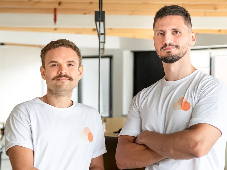 Bruno Cecatto e Ian Kraskoff, fundadores da Cloud Humans: a empresa recebeu aportes do Canary e de investidores-anjo como Paulo SIlveira (do grupo Alura) e Fabien Mendez (da Loggi) (Daniel Lima/Stopmotion Produtora/Divulgação)