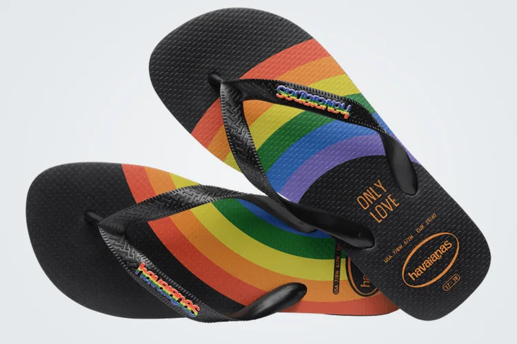 Chinelo Havaianas Top Pride (R$42,99), com parte da renda destinada à ONG All Out. (Havaianas/Divulgação)