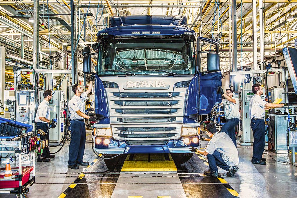 Scania também suspende produção de caminhões no Brasil por falta de peças |  Exame