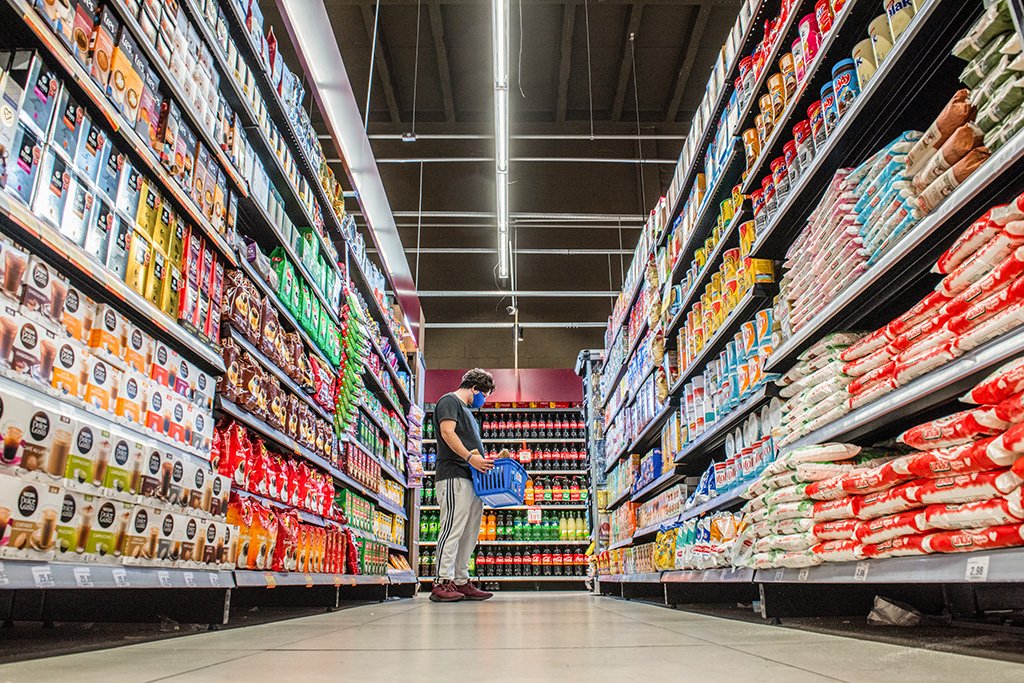 Supermercado: lista de itens com desconto inclui diversos produtos do dia a dia, como óleo e macarrão (Germano Lüders/Exame)